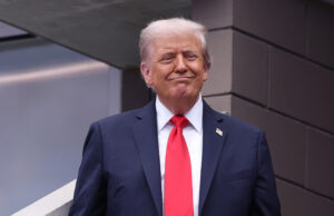 トランプ氏、FCC委員長支持、放送免許取り消し警告